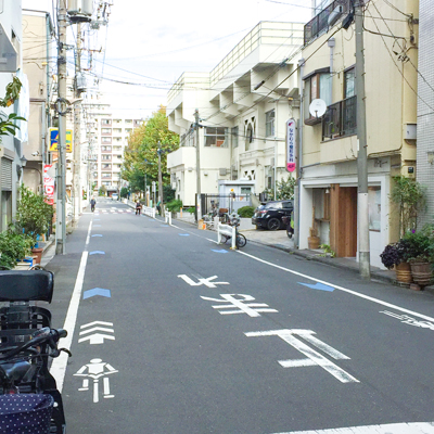 喫茶店すぐ先を左折、なかむら整形外科の看板が目印