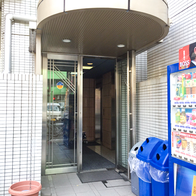 ビルに到着！エレベーターに乗る